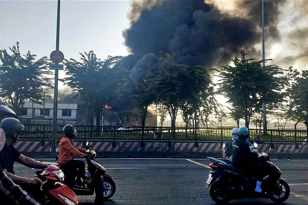 Cháy kho vải ở TPHCM, cột khói bốc cao cuồn cuộn - 1 Cháy kho vải ở TPHCM, cột khói bốc cao cuồn cuộn - 1