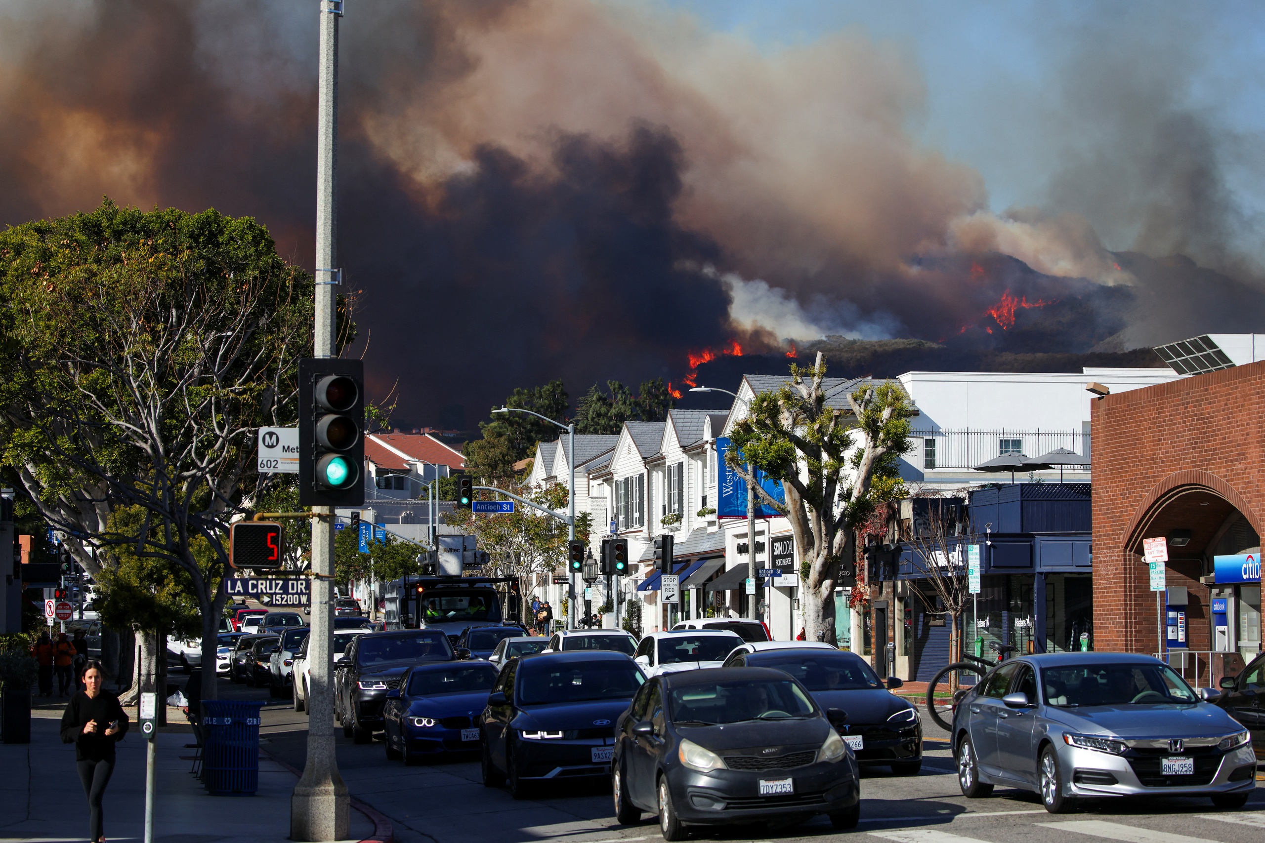 Cháy lớn tại California, hàng ngàn người phải sơ tán- Ảnh 2. Cháy lớn tại California, hàng ngàn người phải sơ tán- Ảnh 2.