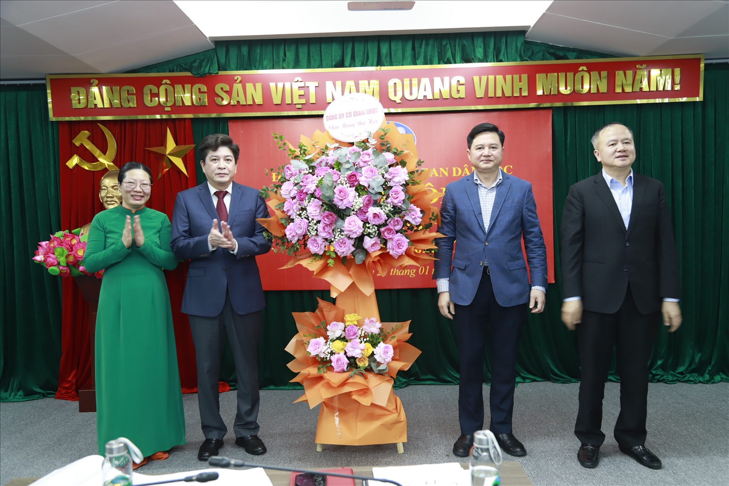 Đảng ủy cơ quan UBDT tặng hoa chúc mừng Đại hội Đảng ủy cơ quan UBDT tặng hoa chúc mừng Đại hội