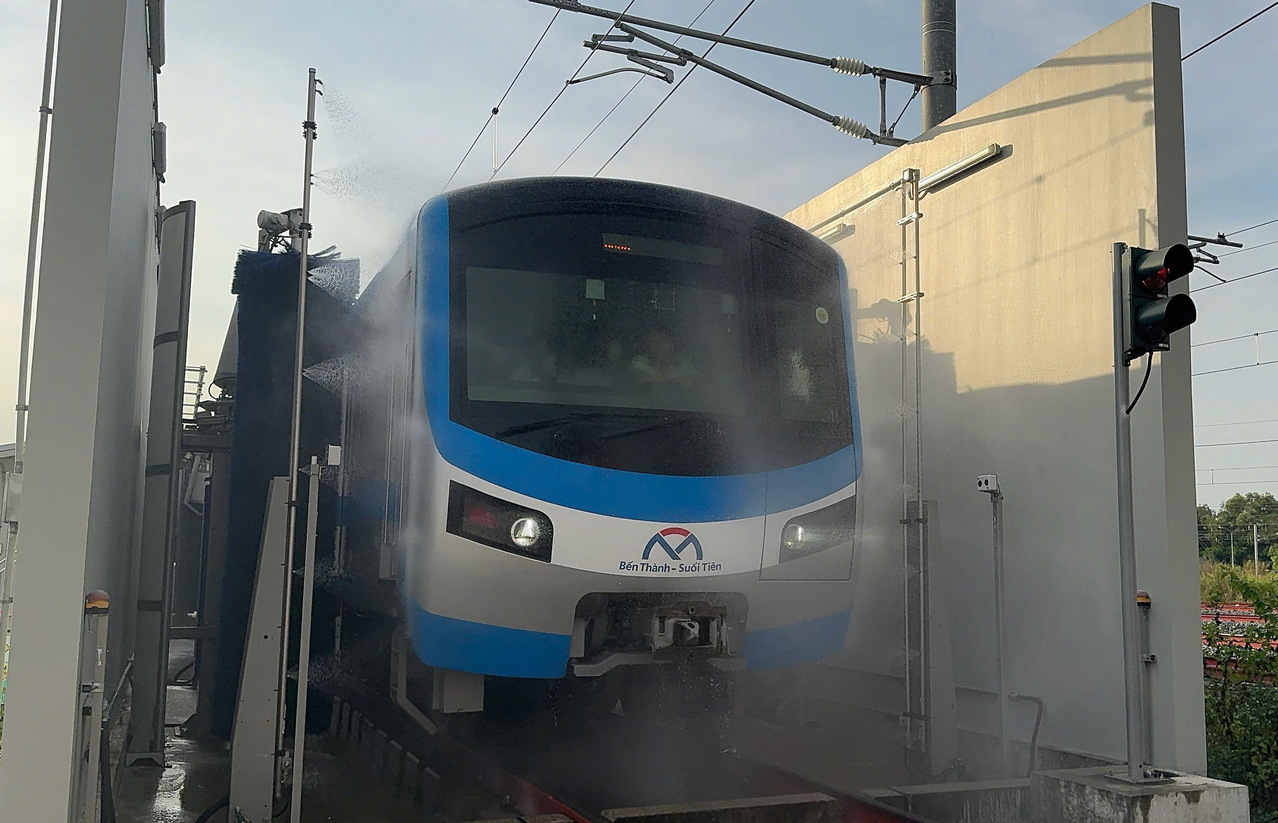 Chỉ mất 15 phút, metro số 1 rửa tàu như thế nào?- Ảnh 1. Chỉ mất 15 phút, metro số 1 rửa tàu như thế nào?- Ảnh 1.