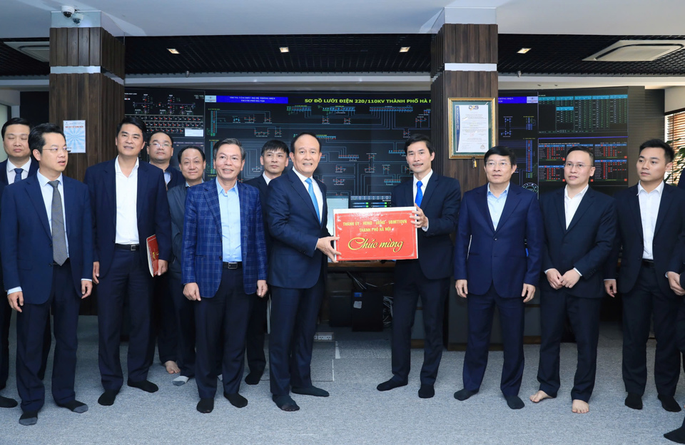Lãnh đạo TP thăm, tặng quà Trung tâm Điều độ hệ thống điện TP Hà Nội