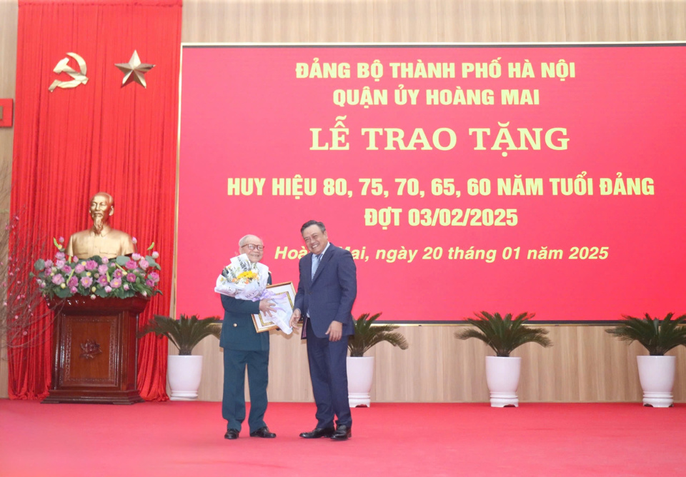 Chủ tịch UBND TP Hà Nội Trần Sỹ Thanh trao Huy hiệu 70 năm tuổi Đảng cho cán bộ lão thành cách mạng Nguyễn Ngọc Dương.