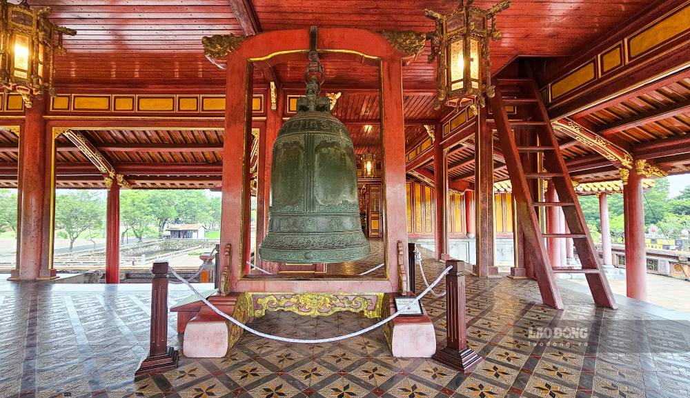Bảo vật quốc gia chuông Ngọ Môn được đặt tại lầu Ngũ Phụng. Ảnh: Nguyễn Luân.