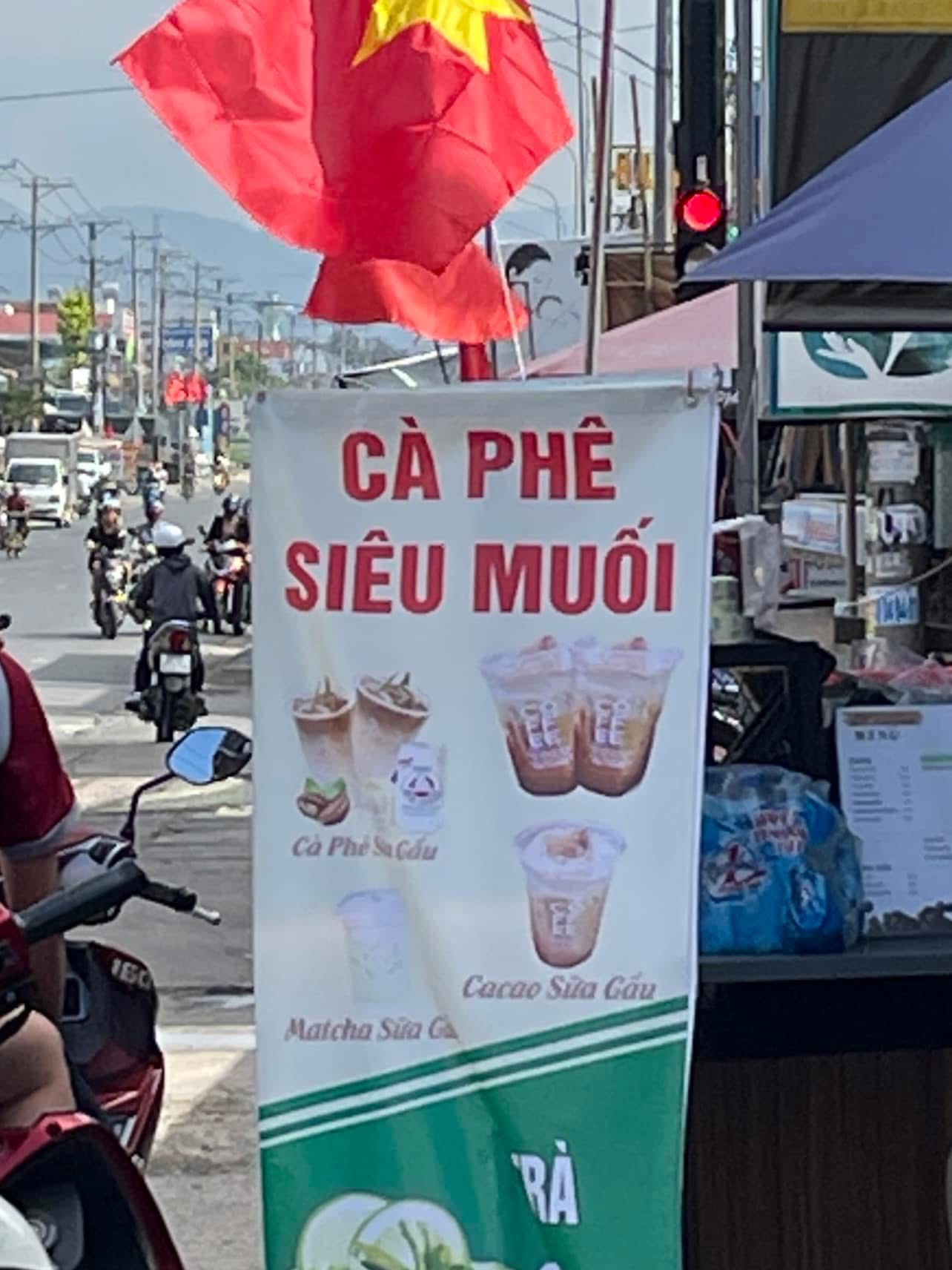 Dân mạng thắc mắc biển quảng cáo 'cà phê siêu muối': Chuyên gia dinh dưỡng nói gì?- Ảnh 1. Dân mạng thắc mắc biển quảng cáo 'cà phê siêu muối': Chuyên gia dinh dưỡng nói gì?- Ảnh 1.