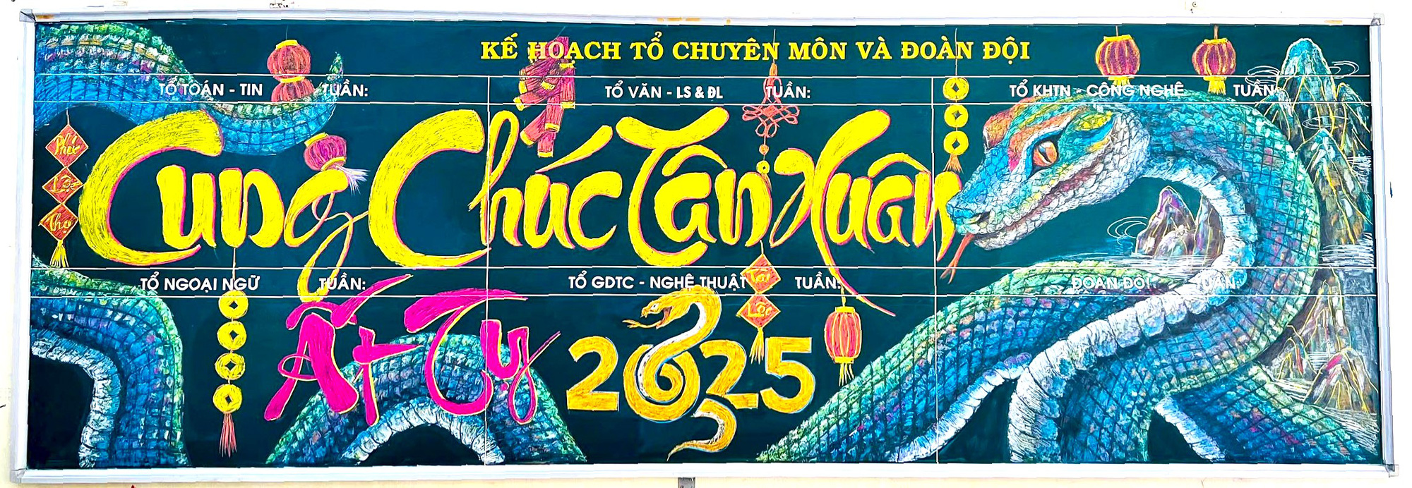 Cô giáo ở Phú Yên lại gây sốt vì vẽ linh vật rắn đẹp mê ly - Ảnh 1. Cô giáo ở Phú Yên lại gây sốt vì vẽ linh vật rắn đẹp mê ly - Ảnh 1.