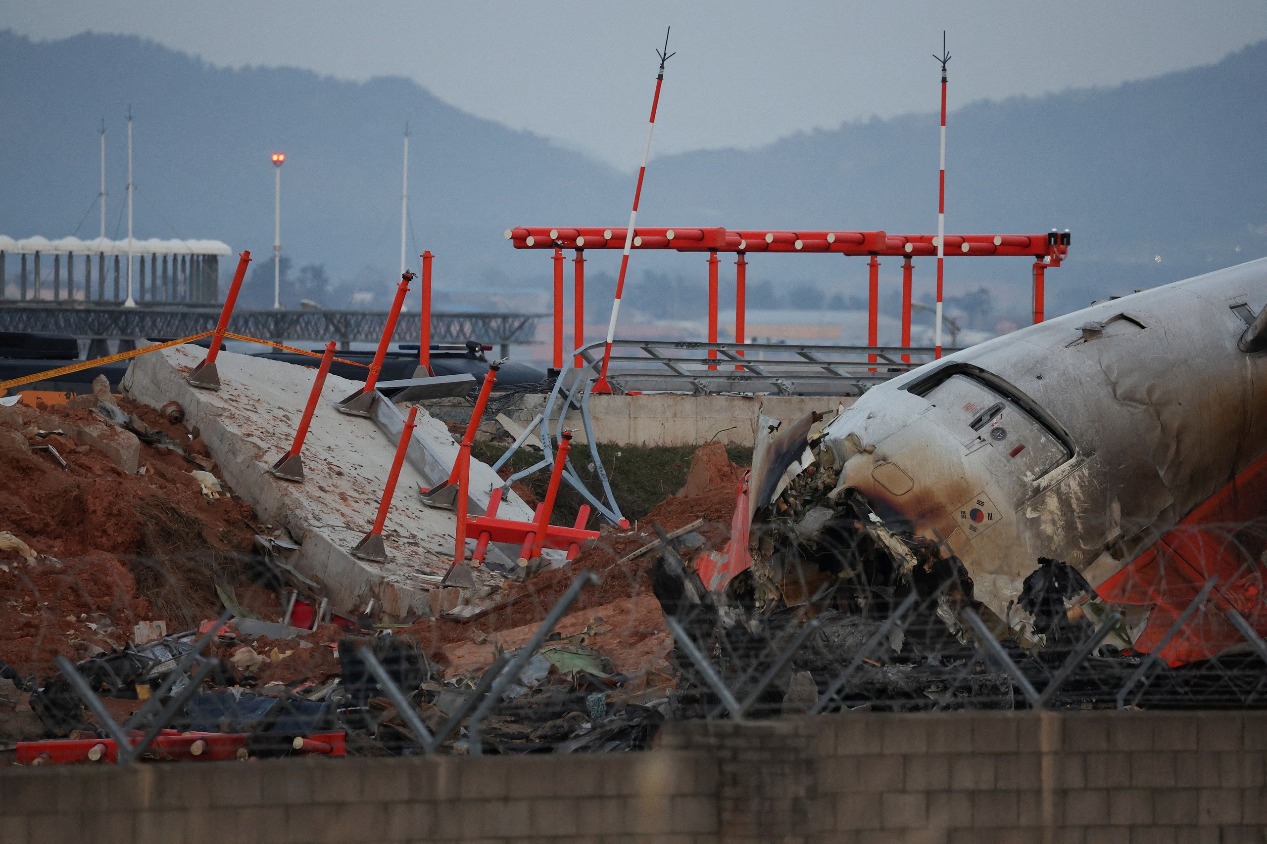 Reuters: Có lông chim và máu trong cả hai động cơ máy bay Jeju Air- Ảnh 1. Reuters: Có lông chim và máu trong cả hai động cơ máy bay Jeju Air- Ảnh 1.
