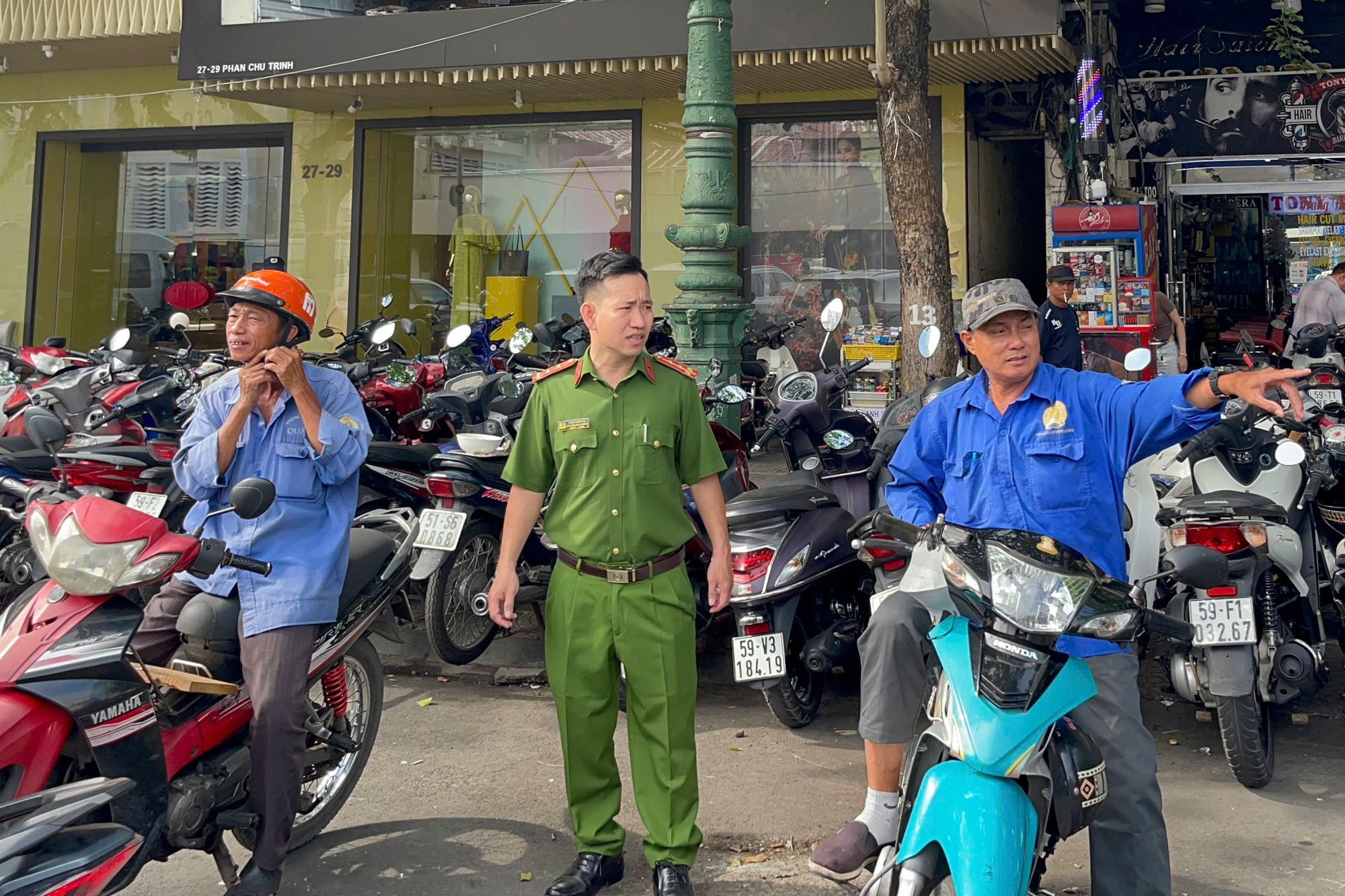 TP HCM: Công an đưa 4 người về trụ sở sau phản ánh của Báo Người Lao Động- Ảnh 1. TP HCM: Công an đưa 4 người về trụ sở sau phản ánh của Báo Người Lao Động- Ảnh 1.
