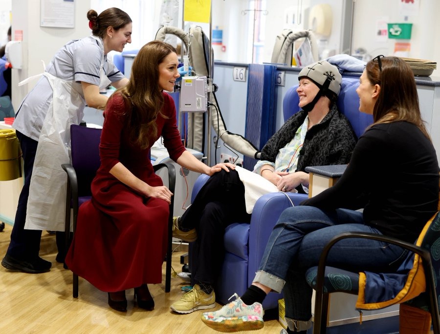 Công nương Kate Middleton xuất hiện tại bệnh viện chữa ung thư- Ảnh 1. Công nương Kate Middleton xuất hiện tại bệnh viện chữa ung thư- Ảnh 1.