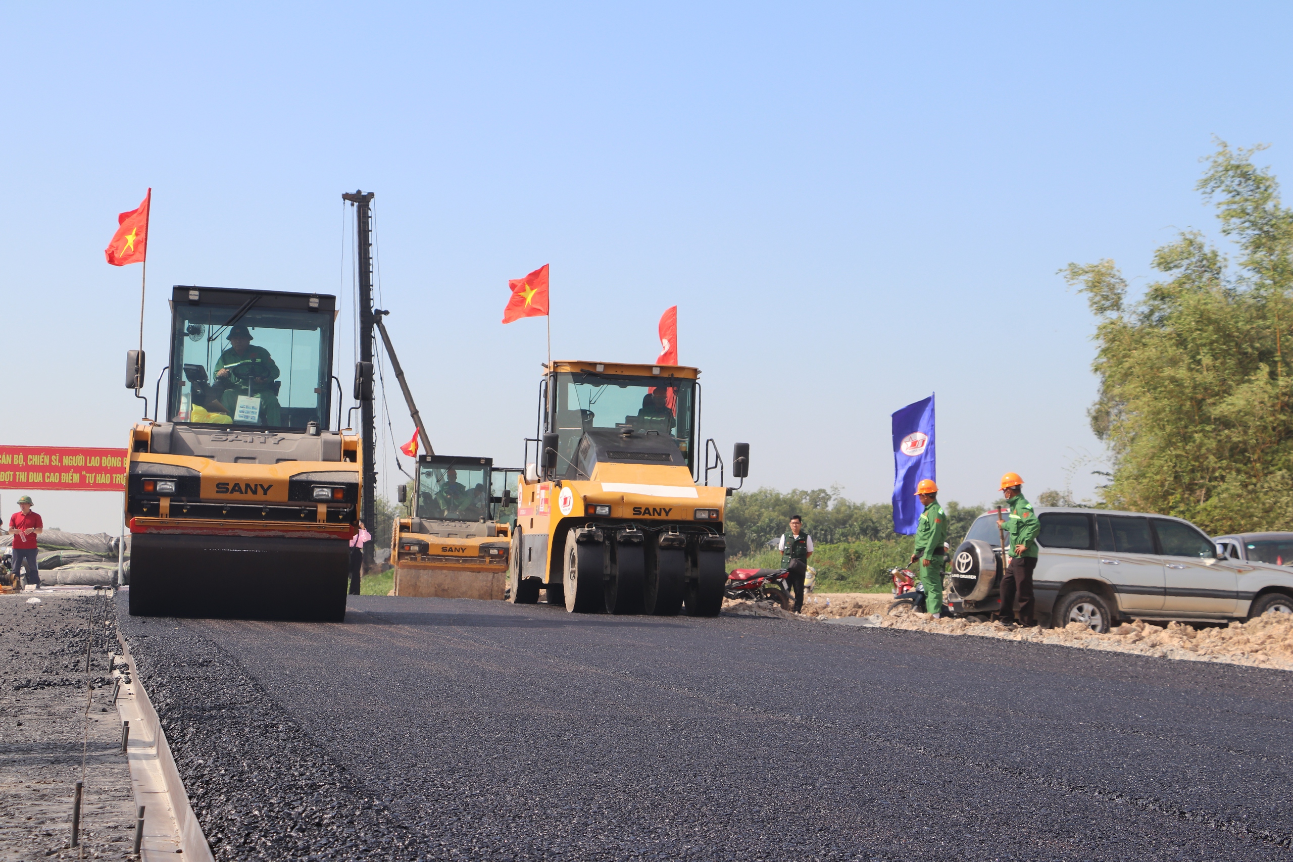 Công trường cao tốc Cần Thơ - Cà Mau không nghỉ tết Nguyên đán Ất Tỵ- Ảnh 1. Công trường cao tốc Cần Thơ - Cà Mau không nghỉ tết Nguyên đán Ất Tỵ- Ảnh 1.