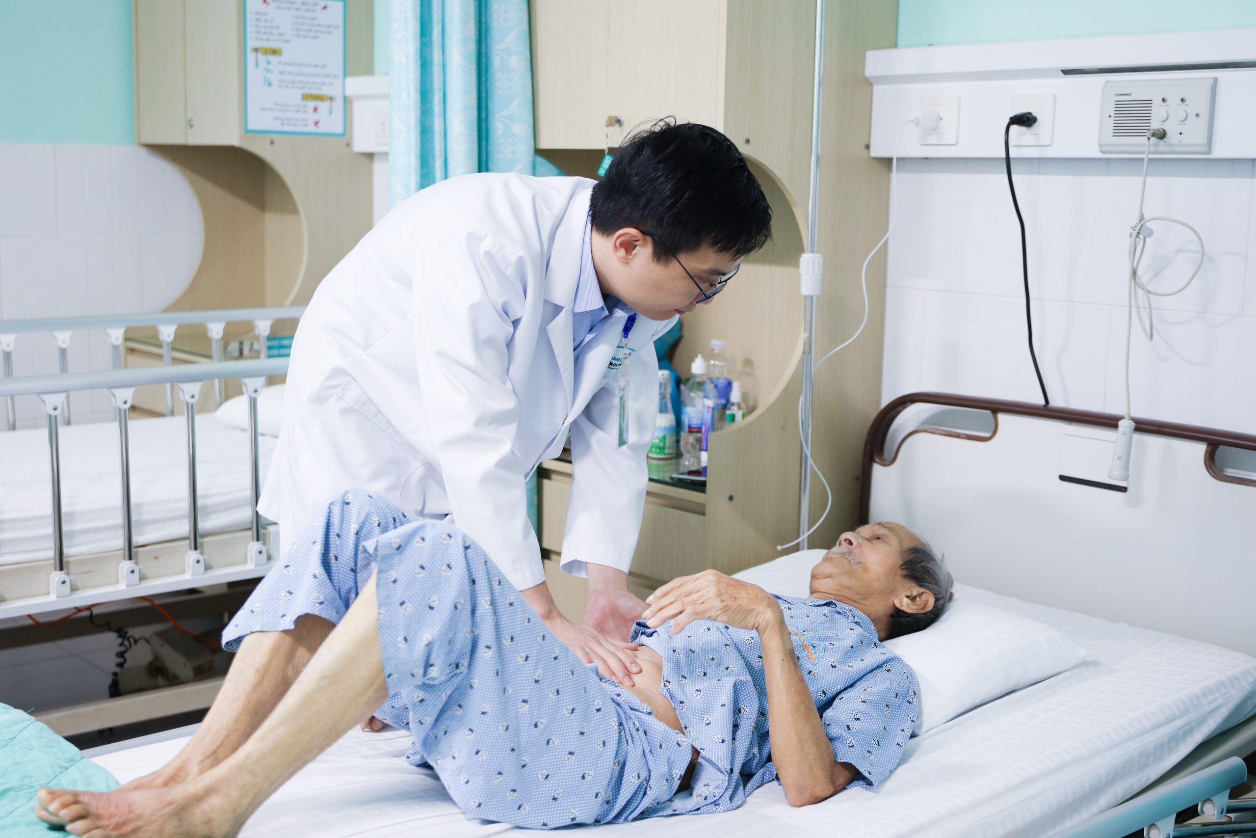 Cụ ông 95 tuổi thoát nỗi ám ảnh bí tiểu sau ca phẫu thuật tuyến tiền liệt- Ảnh 1. Cụ ông 95 tuổi thoát nỗi ám ảnh bí tiểu sau ca phẫu thuật tuyến tiền liệt- Ảnh 1.