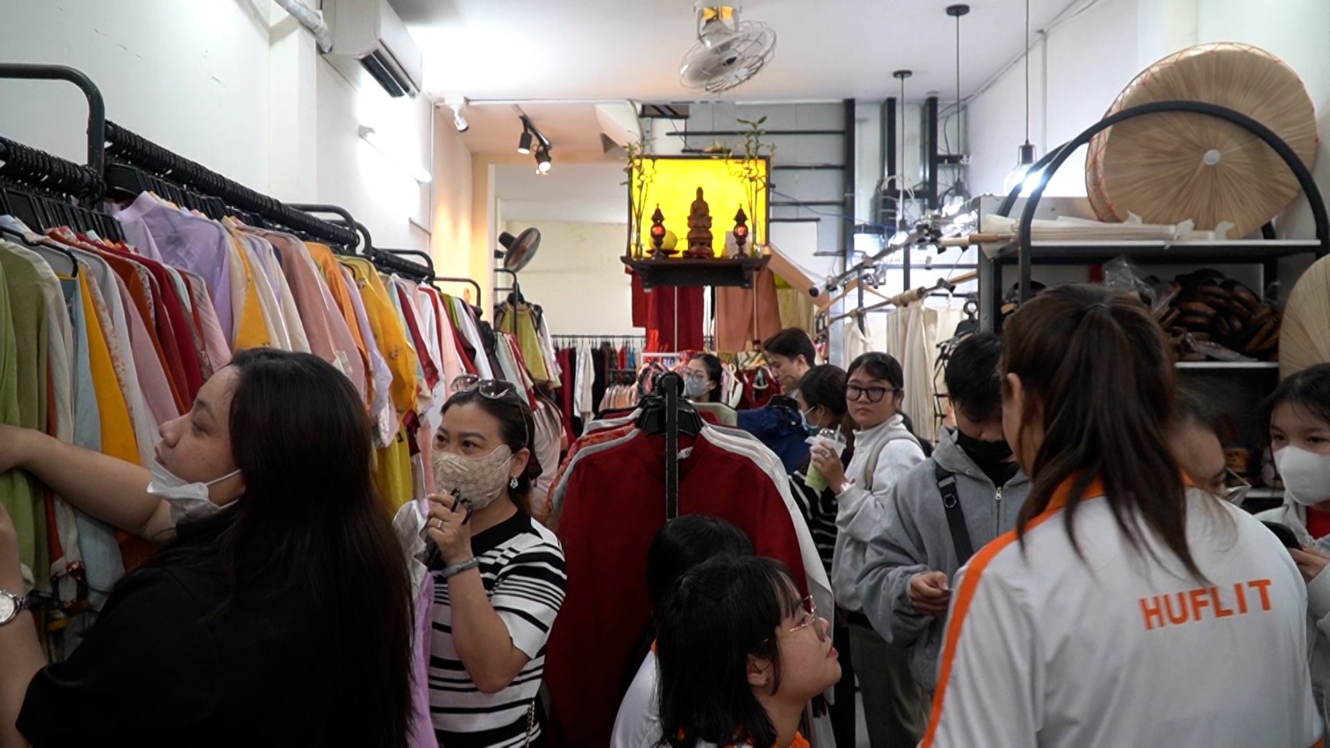 Cửa hàng cho thuê áo dài Tết hoạt động hết công suất- Ảnh 1. Cửa hàng cho thuê áo dài Tết hoạt động hết công suất- Ảnh 1.