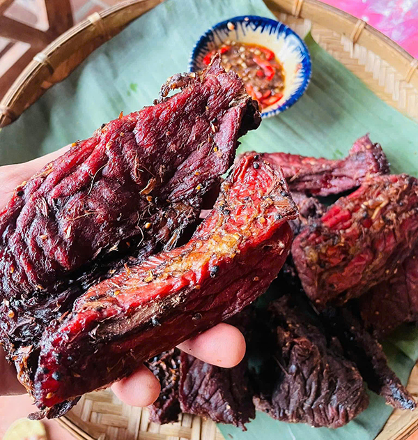 Cũng là thịt bò, người dân một huyện ở Bình Định tẩm ướp các thứ gì đặc biệt mà ai thấy cũng thèm ăn?- Ảnh 1. Cũng là thịt bò, người dân một huyện ở Bình Định tẩm ướp các thứ gì đặc biệt mà ai thấy cũng thèm ăn?- Ảnh 1.