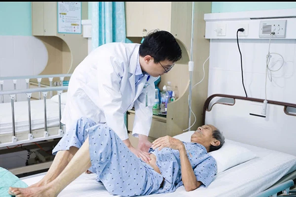 BS CKI Đặng Phước Đạt thăm khám cho cụ L.B sau phẫu thuật. BS CKI Đặng Phước Đạt thăm khám cho cụ L.B sau phẫu thuật.