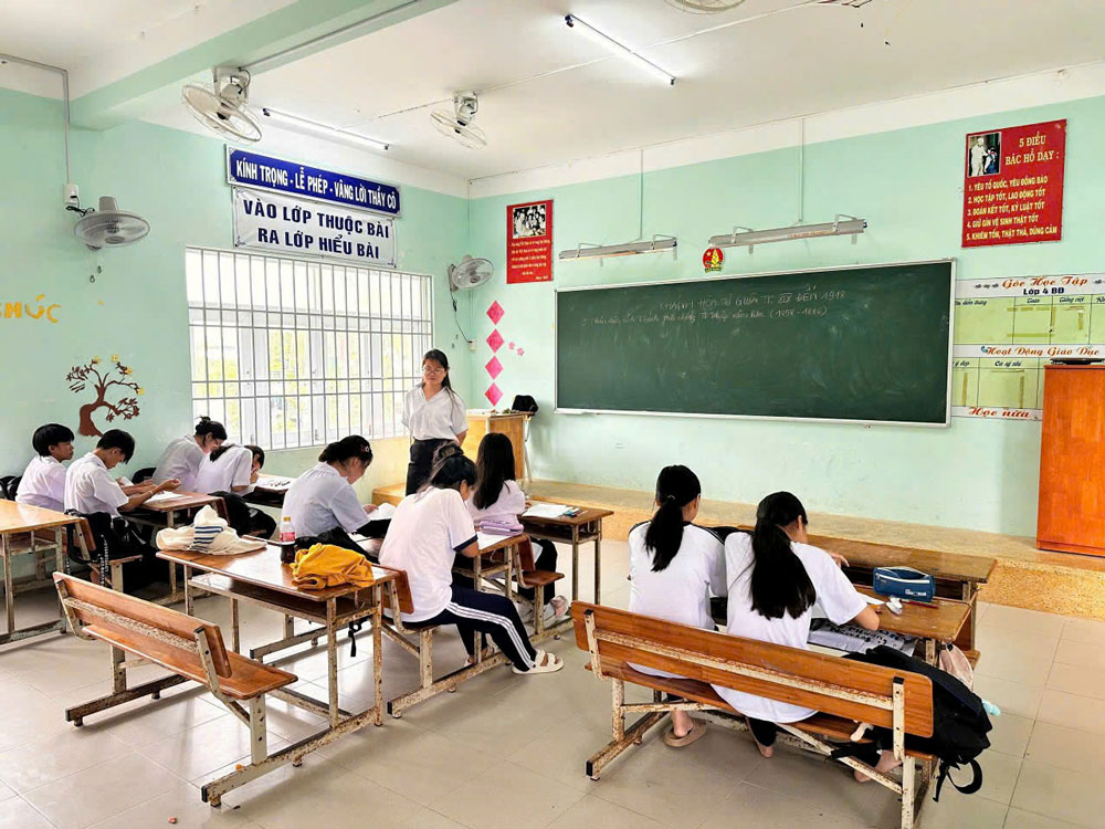 Học sinh trên đảo Bích Đầm trong giờ học môn giáo dục địa phương, phân môn lịch sử Học sinh trên đảo Bích Đầm trong giờ học môn giáo dục địa phương, phân môn lịch sử