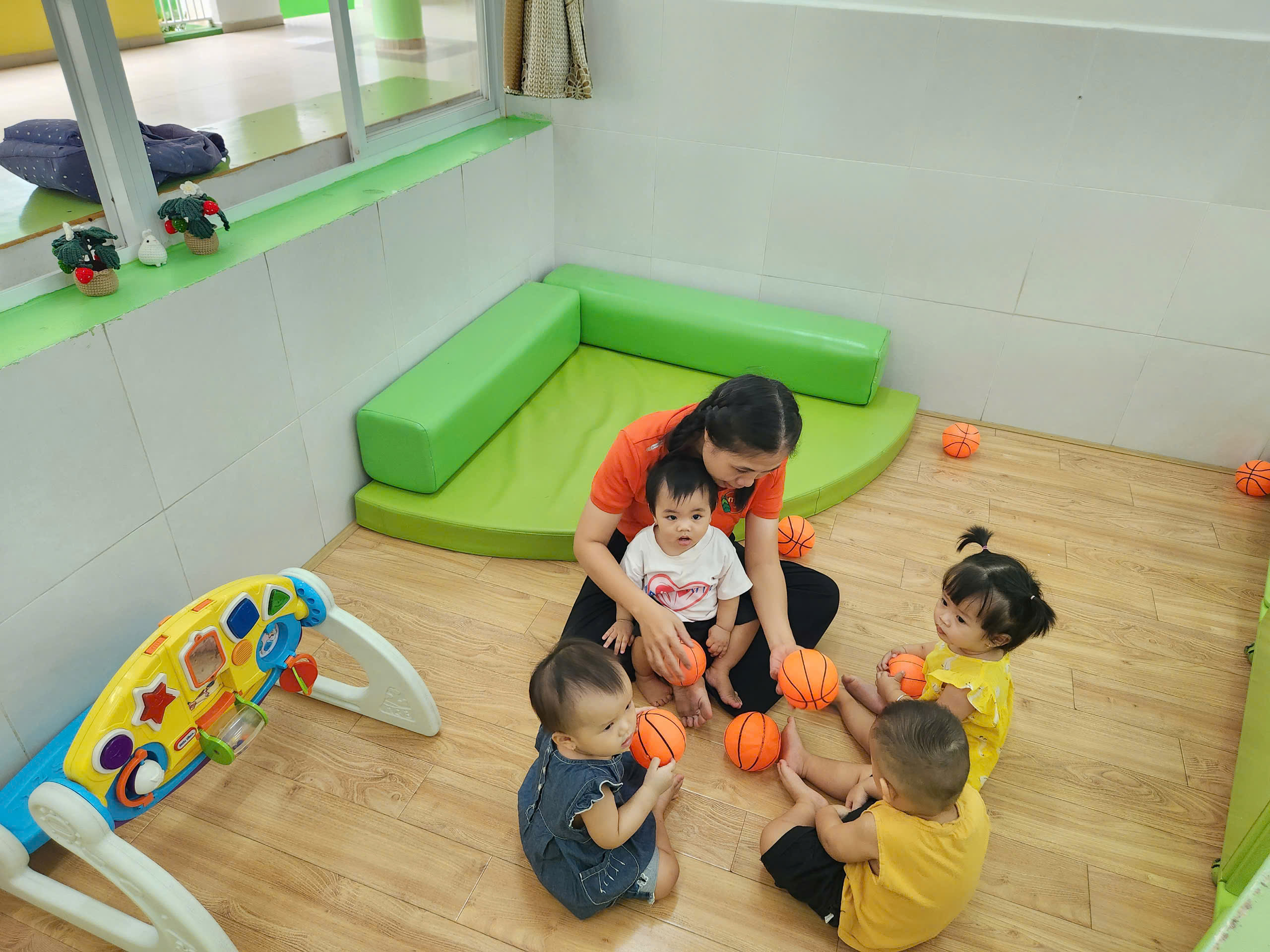 Để phụ huynh yên tâm gửi con 6-18 tháng tuổi đi nhà trẻ- Ảnh 1. Để phụ huynh yên tâm gửi con 6-18 tháng tuổi đi nhà trẻ- Ảnh 1.