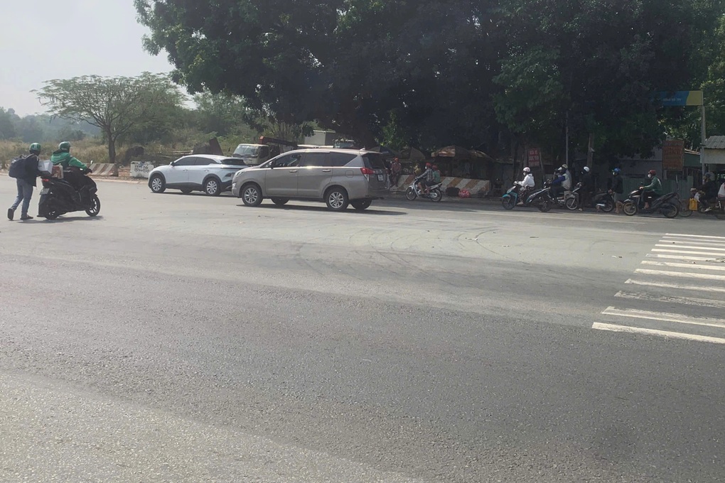 Đèn tín hiệu ở Bình Dương lại gặp sự cố, nhiều người dắt xe qua giao lộ - 1 Đèn tín hiệu ở Bình Dương lại gặp sự cố, nhiều người dắt xe qua giao lộ - 1