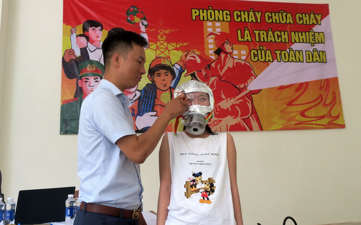 Căn bộ Buôn Ma Thuột cứu 2 em bé trong ngôi nhà bị hỏa hoạn - Ảnh 3.