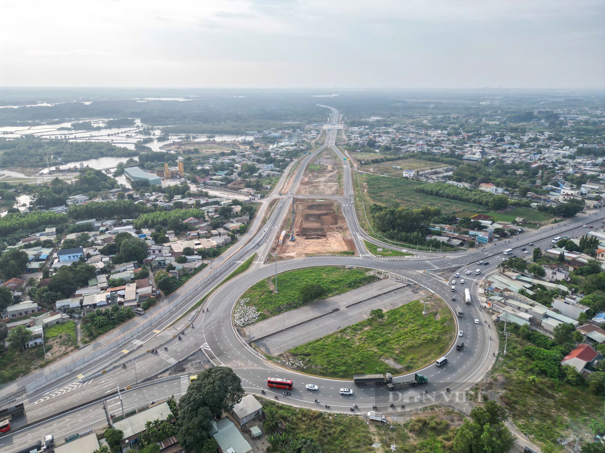 Diện mạo hai đoạn cao tốc Bến Lức - Long Thành chính thức thông xe vào 24 Tết- Ảnh 1. Diện mạo hai đoạn cao tốc Bến Lức - Long Thành chính thức thông xe vào 24 Tết- Ảnh 1.