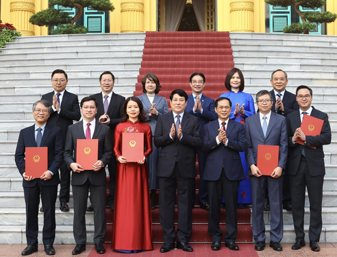 Chủ tịch nước Lương Cường và các cán bộ được trao quyết định phong hàm Đại sứ Ảnh: TTXVN Chủ tịch nước Lương Cường và các cán bộ được trao quyết định phong hàm Đại sứ Ảnh: TTXVN