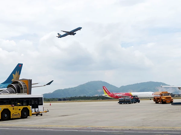 Dịp Tết Ất Tỵ 2025, bình quân mỗi ngày có hơn 300 chuyến bay cất hạ cánh tại sân bay quốc tế Đà Nẵng. Dịp Tết Ất Tỵ 2025, bình quân mỗi ngày có hơn 300 chuyến bay cất hạ cánh tại sân bay quốc tế Đà Nẵng.
