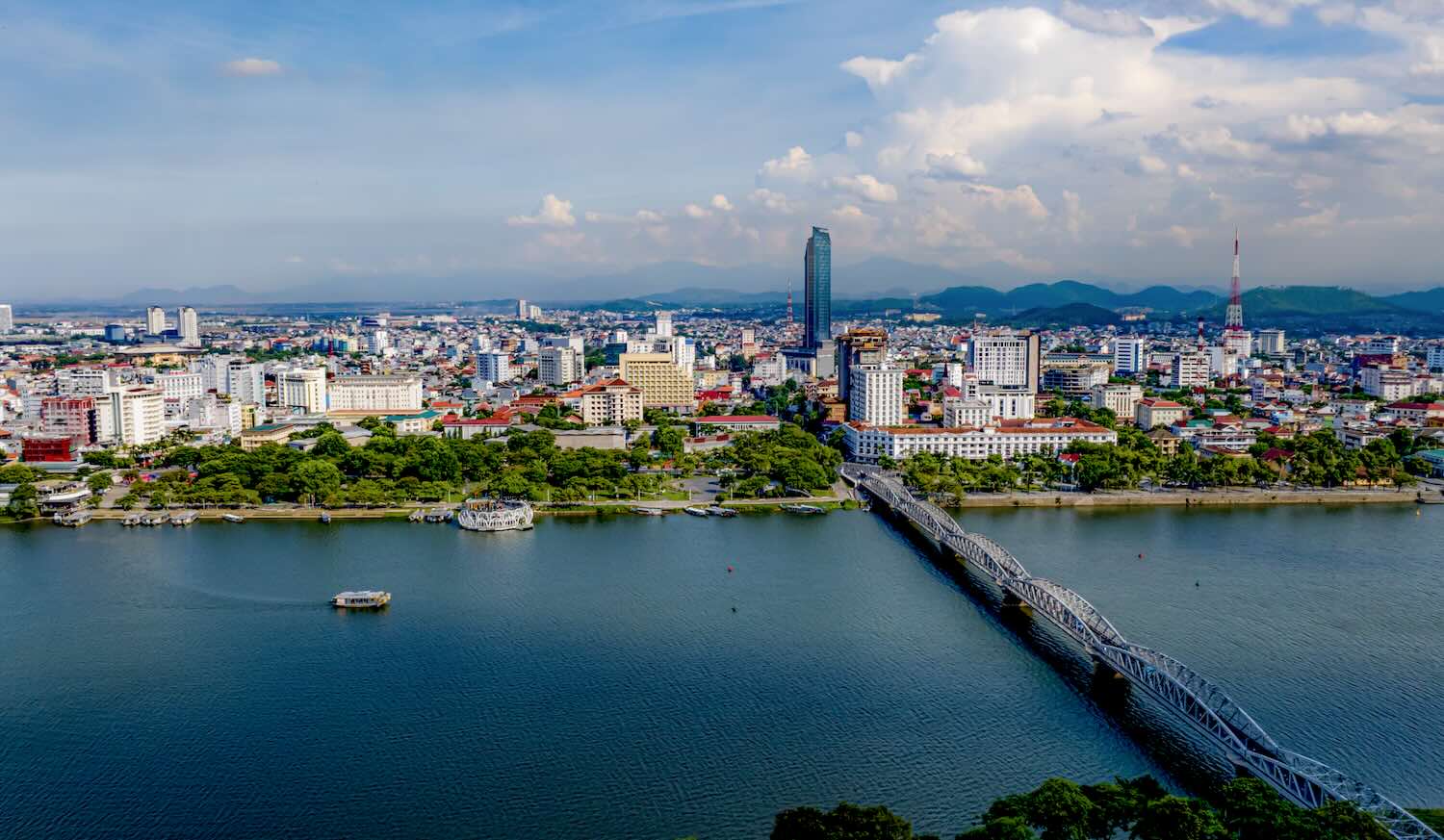 Đô thị Huế từ trên cao. Ảnh: Lê Hoàng.