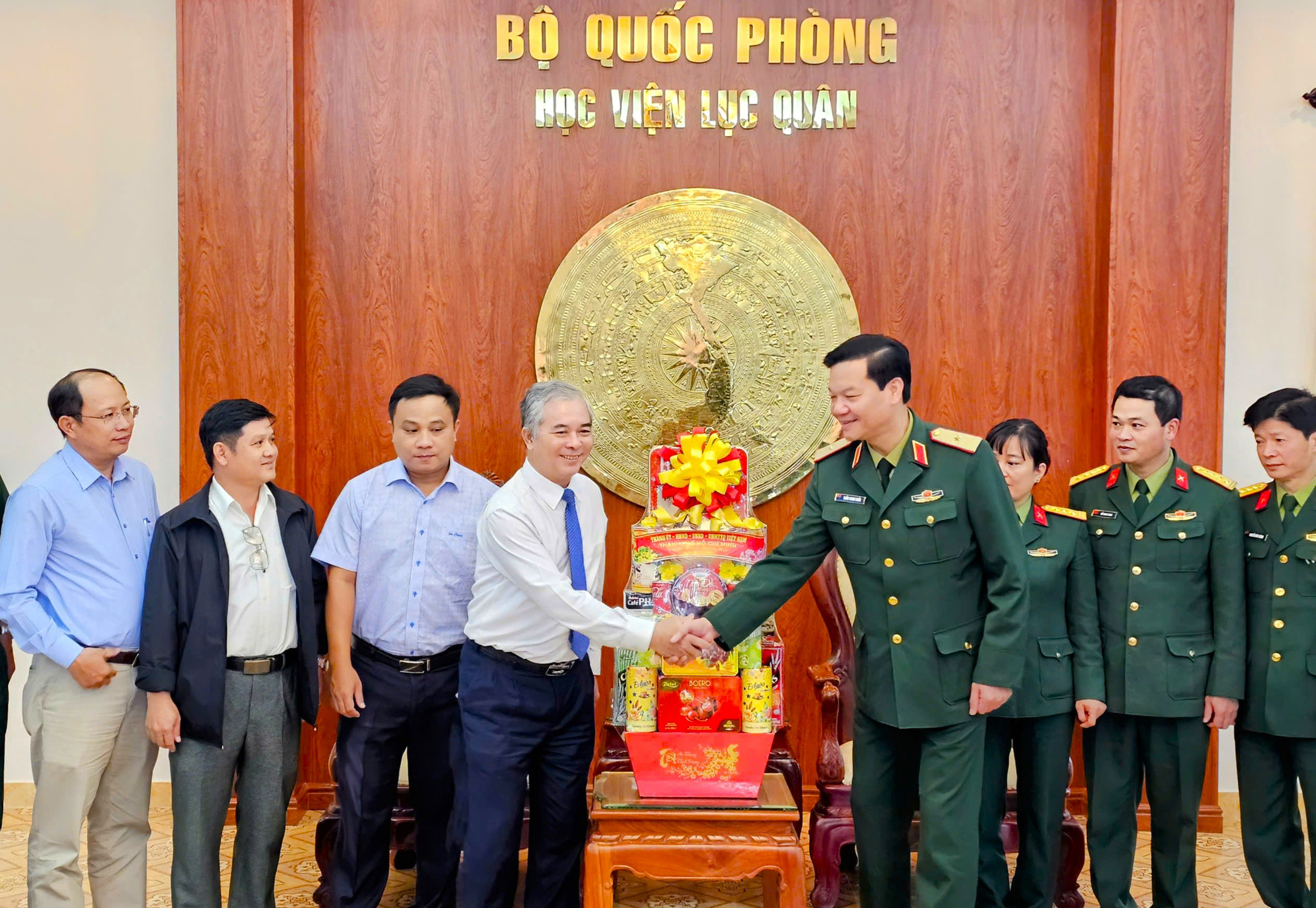 Đoàn công tác TP HCM thăm và chúc Tết tại Học viện Lục quân- Ảnh 1. Đoàn công tác TP HCM thăm và chúc Tết tại Học viện Lục quân- Ảnh 1.