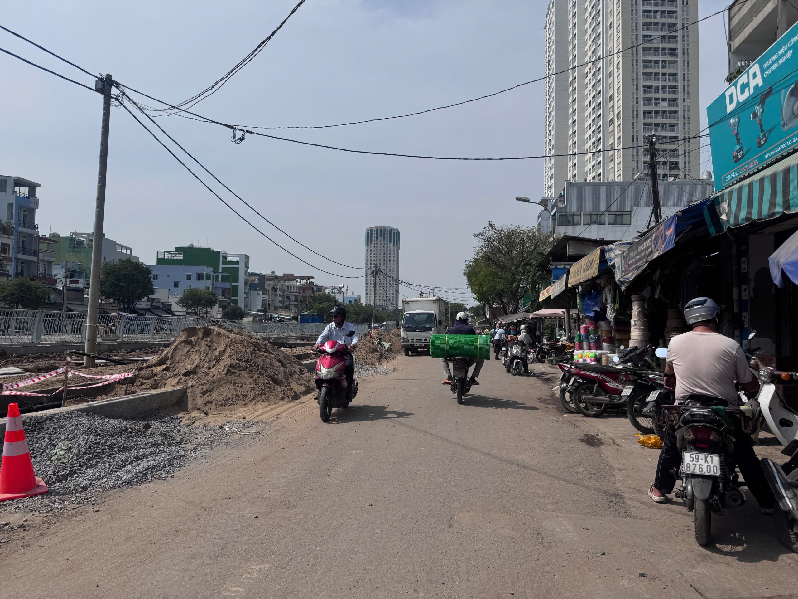 TP.HCM: Đoạn kênh ô nhiễm nặng được thay áo mới trước tết Nguyên đán, người dân phấn khởi- Ảnh 7. TP.HCM: Đoạn kênh ô nhiễm nặng được thay áo mới trước tết Nguyên đán, người dân phấn khởi- Ảnh 7.