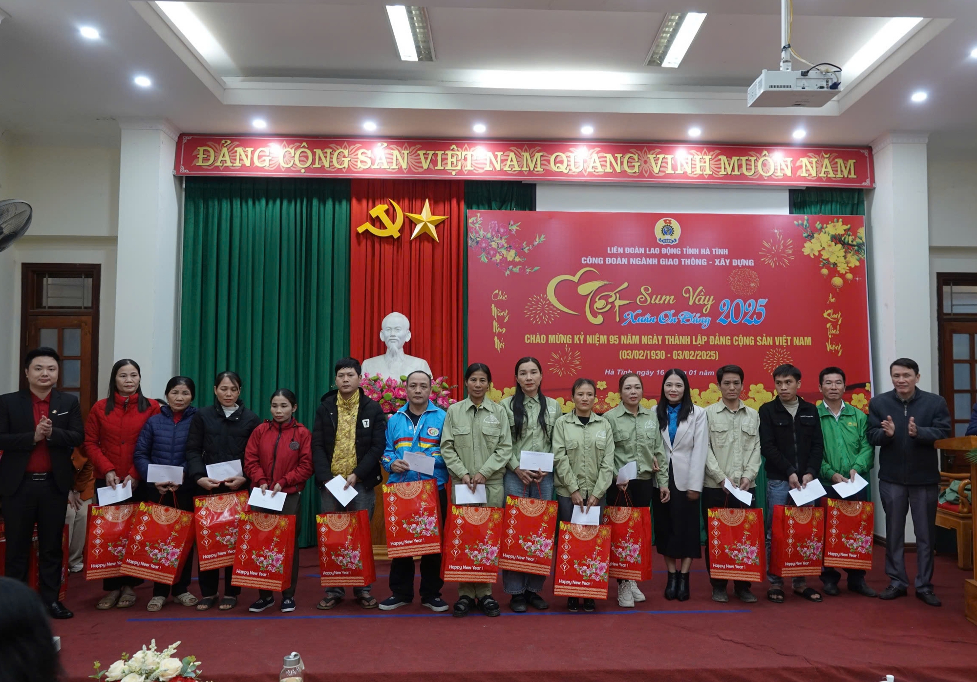 Đoàn viên ngành Giao thông - Xây dựng Hà Tĩnh được tặng 165 suất quà- Ảnh 1. Đoàn viên ngành Giao thông - Xây dựng Hà Tĩnh được tặng 165 suất quà- Ảnh 1.