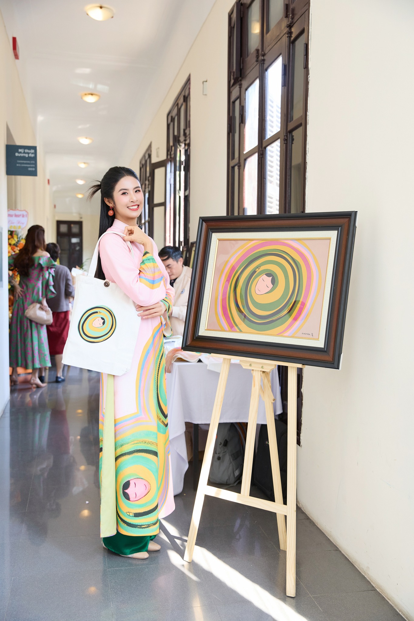 Độc đáo hình ảnh rắn trên trang phục mùa xuân năm Tỵ- Ảnh 1. Độc đáo hình ảnh rắn trên trang phục mùa xuân năm Tỵ- Ảnh 1.