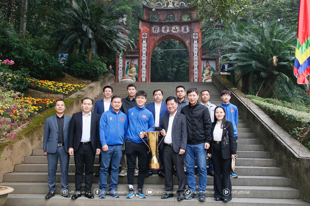 Đội tuyển Việt Nam mang cúp vô địch về đất Tổ, dâng hương báo công các vua Hùng- Ảnh 1. Đội tuyển Việt Nam mang cúp vô địch về đất Tổ, dâng hương báo công các vua Hùng- Ảnh 1.