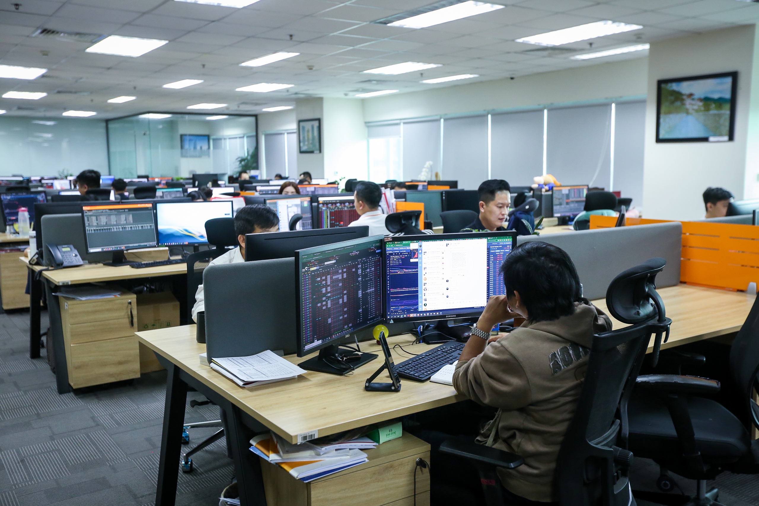 Dù nhiều nhà đầu tư thua lỗ, các công ty chứng khoán vẫn lãi lớn- Ảnh 1. Dù nhiều nhà đầu tư thua lỗ, các công ty chứng khoán vẫn lãi lớn- Ảnh 1.