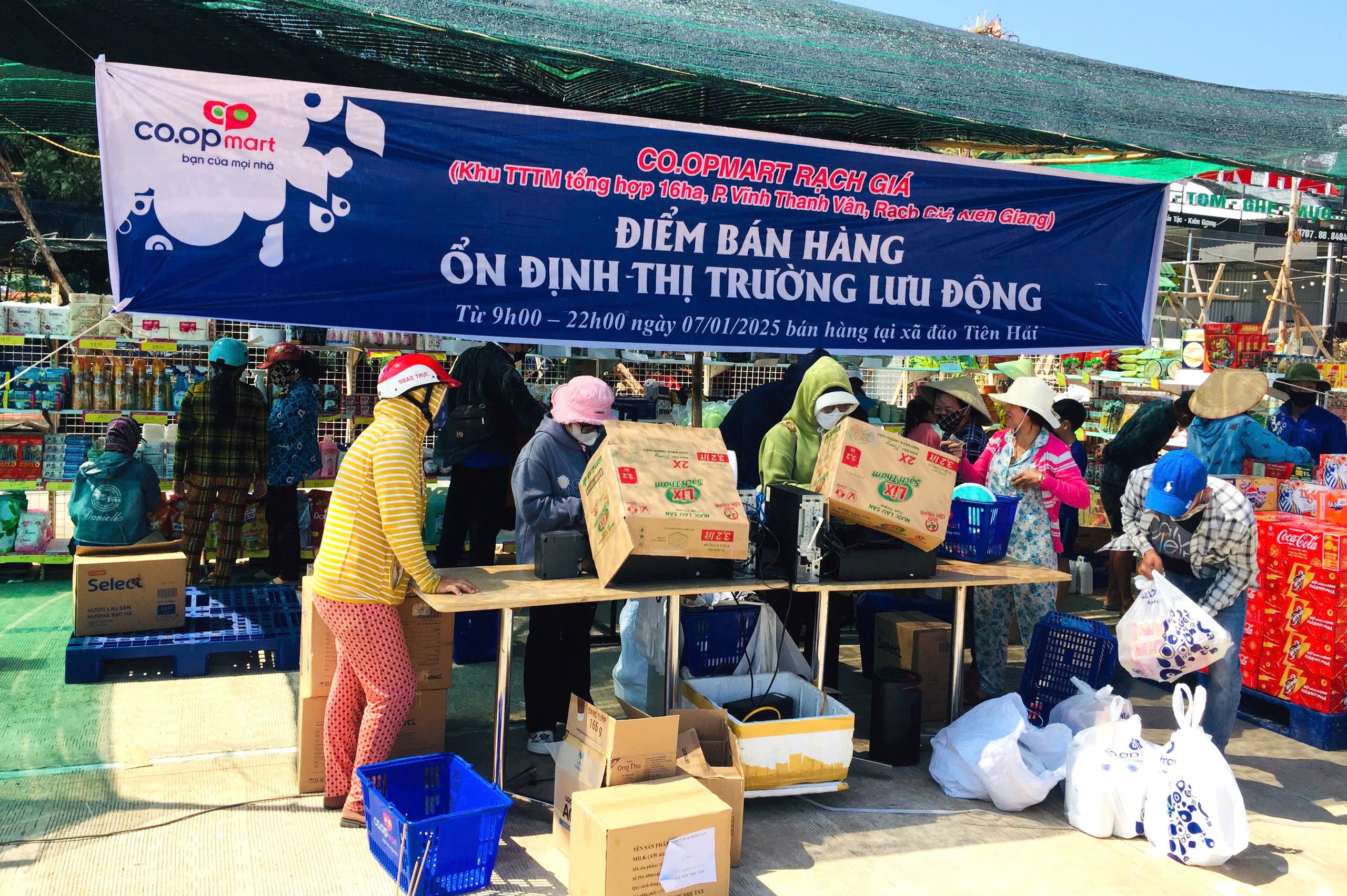 Kiên Giang: Đưa 150 tấn hàng Tết phục vụ bà con ở các xã đảo- Ảnh 1. Kiên Giang: Đưa 150 tấn hàng Tết phục vụ bà con ở các xã đảo- Ảnh 1.