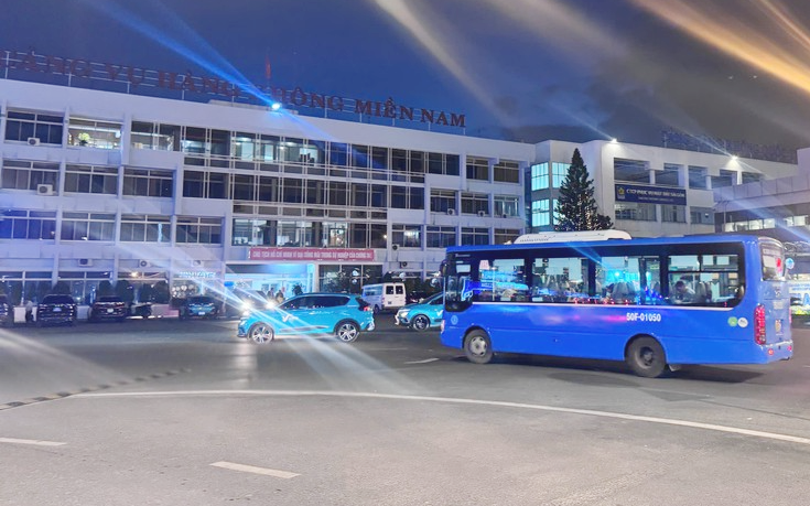 Dùng xe buýt chuyển khách ra ngoài sân bay Tân Sơn Nhất để tránh ùn tắc- Ảnh 4. Dùng xe buýt chuyển khách ra ngoài sân bay Tân Sơn Nhất để tránh ùn tắc- Ảnh 4.