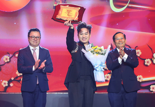 Ca sĩ Tùng Dương nhận giải thưởng “Nghệ sĩ vì cộng đồng năm 2024” Ảnh: HOÀNG TRIỀU Ca sĩ Tùng Dương nhận giải thưởng “Nghệ sĩ vì cộng đồng năm 2024” Ảnh: HOÀNG TRIỀU