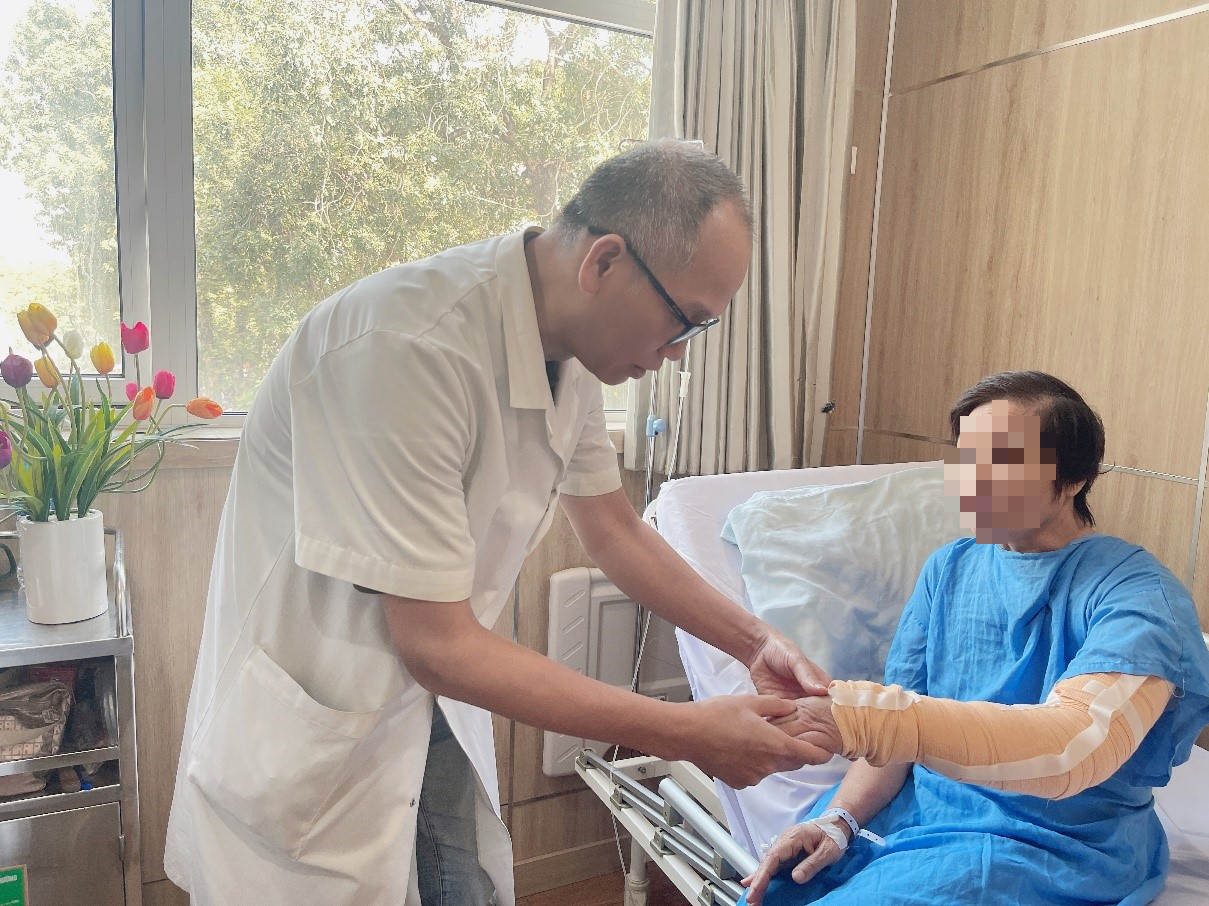 Giải phóng cho người phụ nữ bị phù tay voi sau phẫu thuật ung thư vú - Ảnh 2. Giải phóng cho người phụ nữ bị phù tay voi sau phẫu thuật ung thư vú - Ảnh 2.
