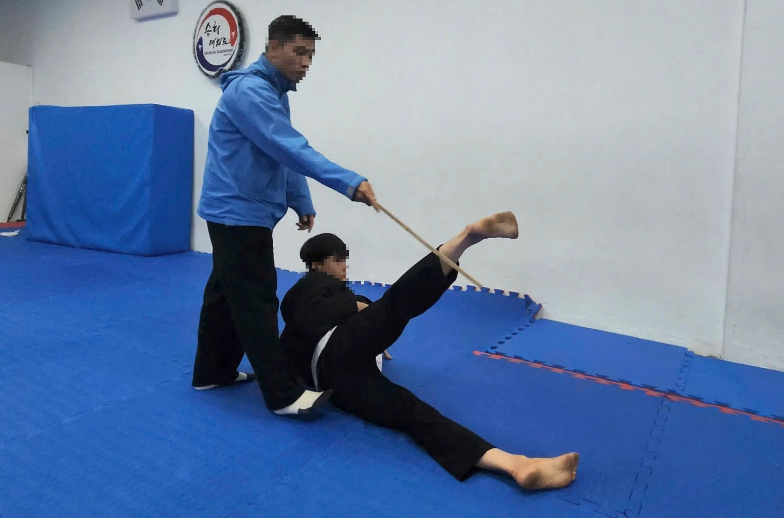 HLV taekwondo bị tố đánh VĐV: Giải thích về roi tre, gặp các phụ huynh trước khi đóng CLB- Ảnh 1. HLV taekwondo bị tố đánh VĐV: Giải thích về roi tre, gặp các phụ huynh trước khi đóng CLB- Ảnh 1.