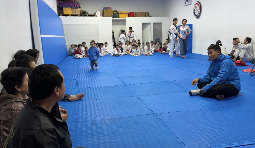 HLV taekwondo bị tố đánh VĐV: Giải thích về roi tre, gặp các phụ huynh trước khi đóng CLB- Ảnh 3. HLV taekwondo bị tố đánh VĐV: Giải thích về roi tre, gặp các phụ huynh trước khi đóng CLB- Ảnh 3.