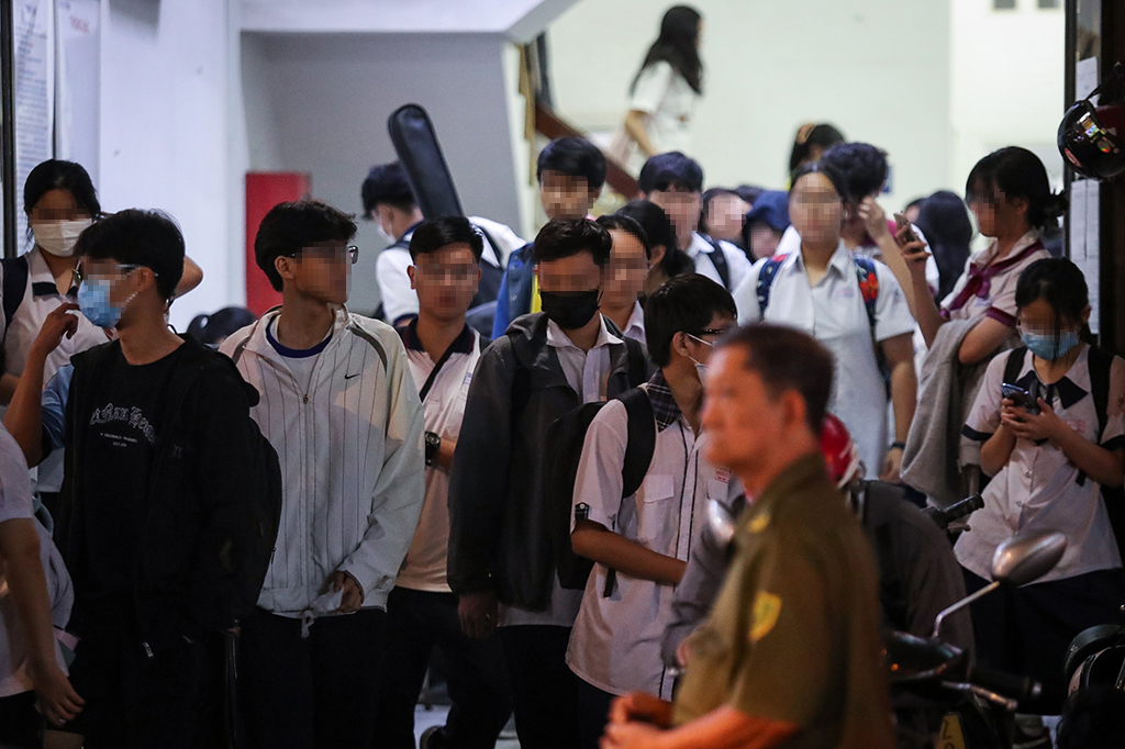 Dạy thêm không thu tiền: Giáo viên sẽ tiếp tục hay dừng?- Ảnh 1. Dạy thêm không thu tiền: Giáo viên sẽ tiếp tục hay dừng?- Ảnh 1.