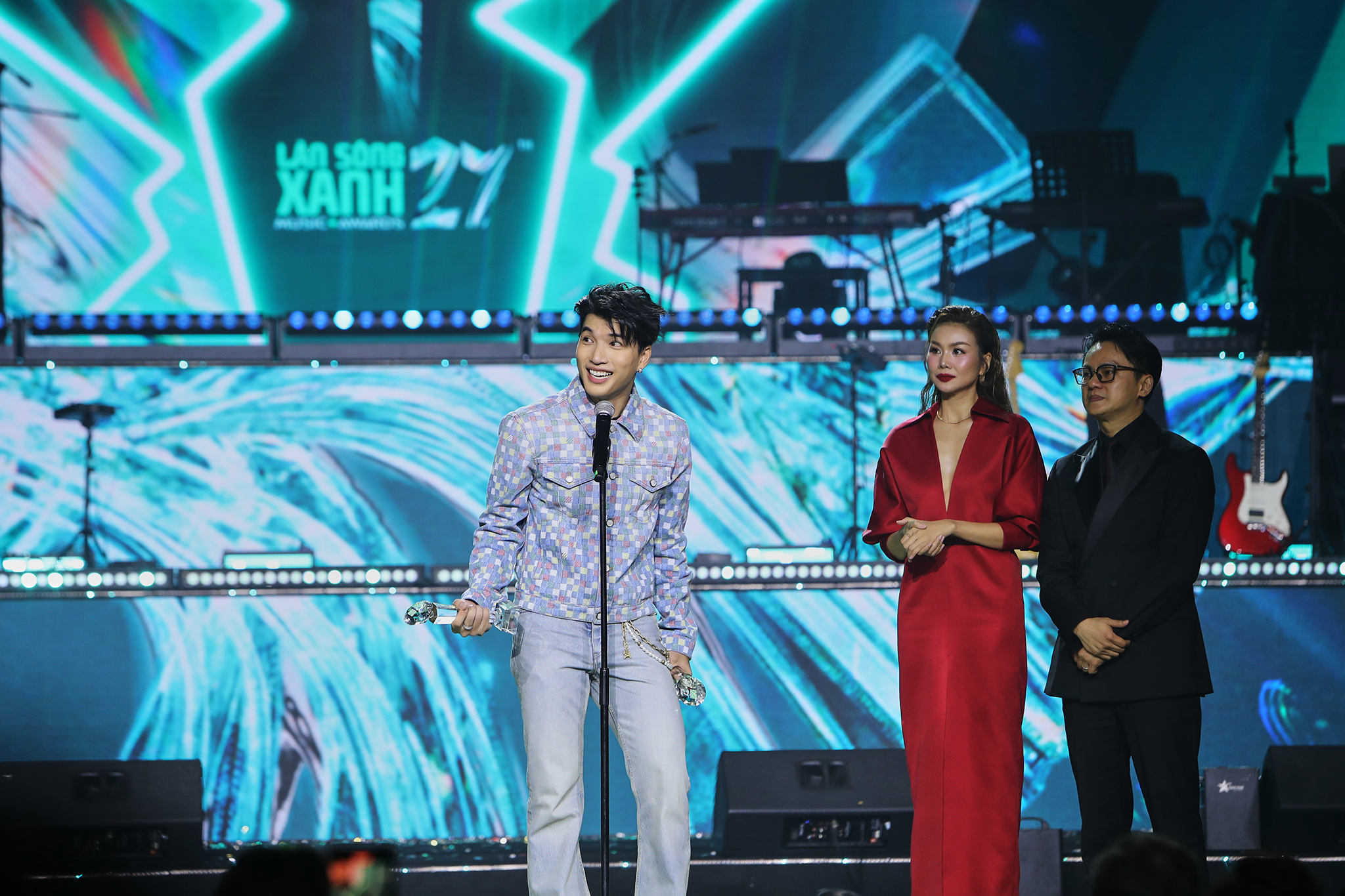 Làn Sóng Xanh 2024: HIEUTHUHAI vượt Sơn Tùng M-TP nhận 3 giải, Soobin đoạt 'Album của năm'- Ảnh 1. Làn Sóng Xanh 2024: HIEUTHUHAI vượt Sơn Tùng M-TP nhận 3 giải, Soobin đoạt 'Album của năm'- Ảnh 1.