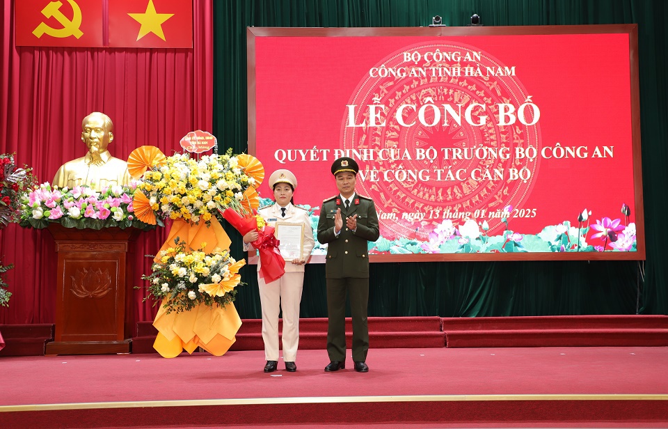 Thừa uỷ quyền của Bộ trưởng Bộ Công an, Đại tá Tô Anh Dũng, Giám đốc Công an tỉnh Hà Nam trao quyết định về việc bổ nhiệm Thượng tá Đỗ Thị Thu Hiền - Trưởng Công an TP Phủ Lý giữ chức vụ Phó Giám đốc Công an tỉnh Hà Nam.