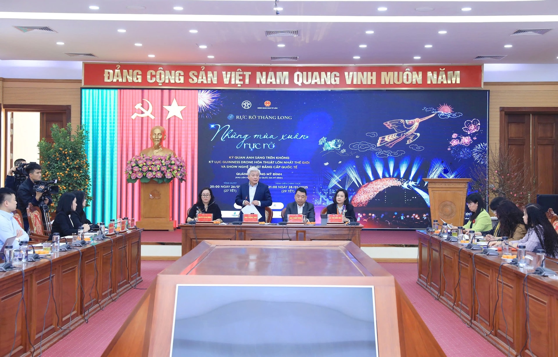 Hà Nội trình diễn drone hỏa thuật lớn nhất thế giới đêm Giao thừa tết Ất Tỵ 2025- Ảnh 1. Hà Nội trình diễn drone hỏa thuật lớn nhất thế giới đêm Giao thừa tết Ất Tỵ 2025- Ảnh 1.