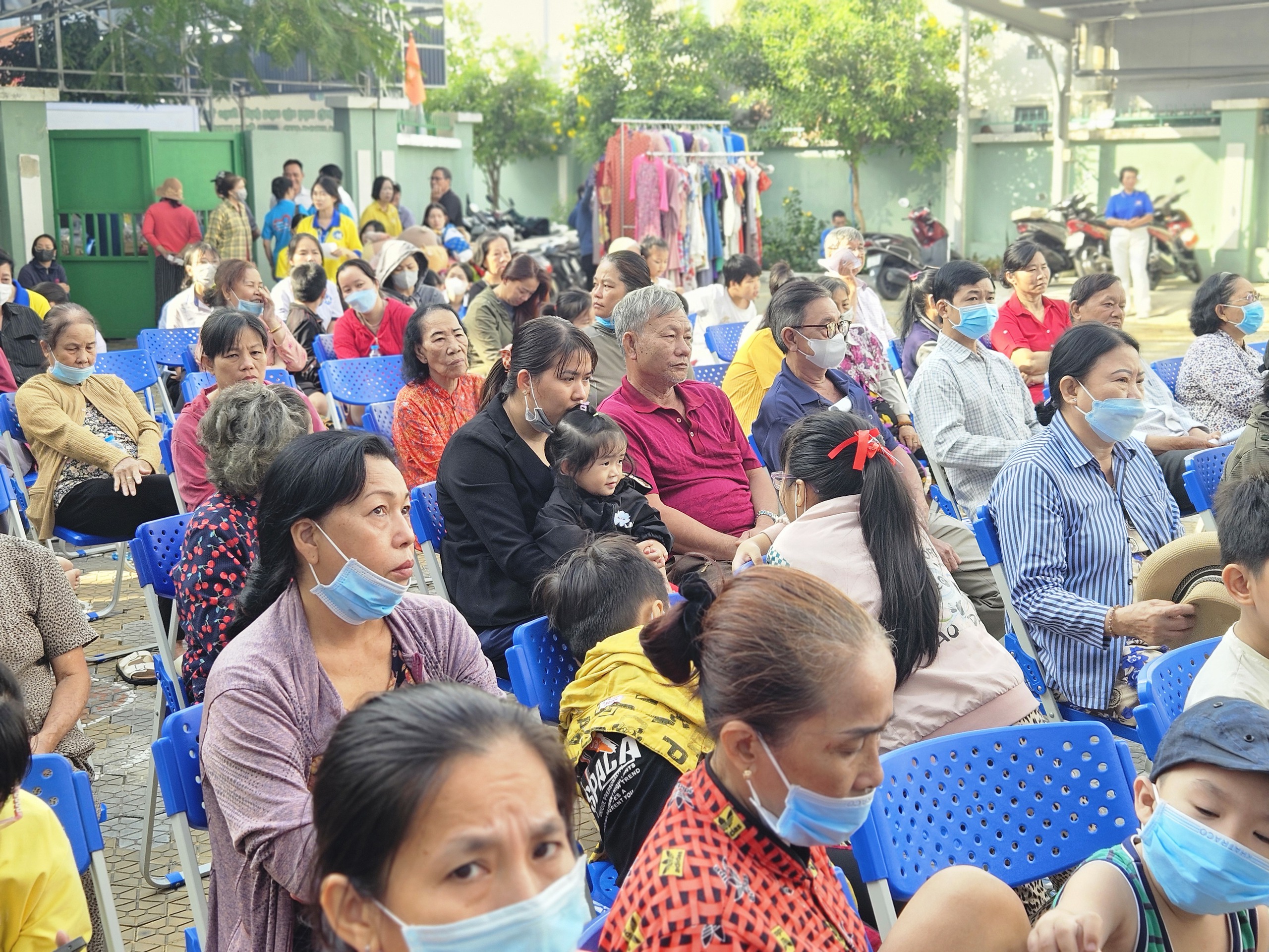 Hành động đẹp tại phiên chợ 0 đồng- Ảnh 1. Hành động đẹp tại phiên chợ 0 đồng- Ảnh 1.