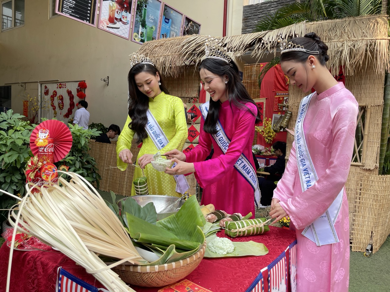 Hoa hậu Kiều Duy cùng 2 á hậu Quốc gia Việt Nam trải nghiệm... gói bánh tét- Ảnh 1. Hoa hậu Kiều Duy cùng 2 á hậu Quốc gia Việt Nam trải nghiệm... gói bánh tét- Ảnh 1.