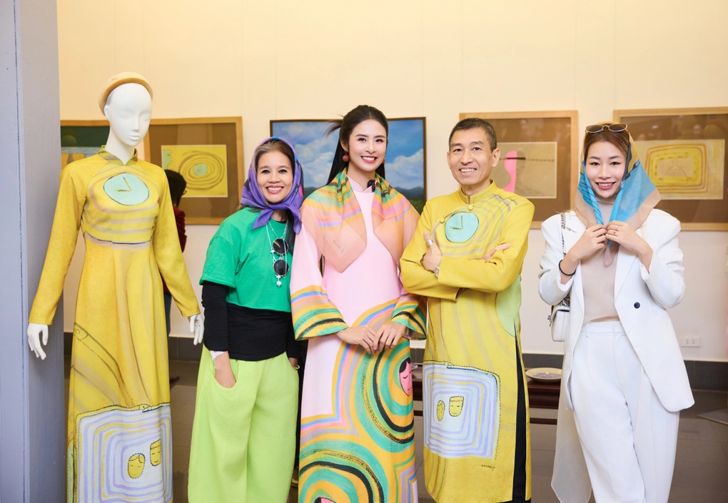 Hoa hậu Ngọc Hân ra mắt áo dài in tranh của họa sĩ Lê Thiết Cương - 1 Hoa hậu Ngọc Hân ra mắt áo dài in tranh của họa sĩ Lê Thiết Cương - 1