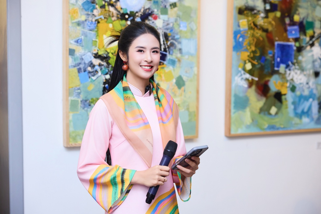 Hoa hậu Ngọc Hân ra mắt áo dài in tranh của họa sĩ Lê Thiết Cương - 2 Hoa hậu Ngọc Hân ra mắt áo dài in tranh của họa sĩ Lê Thiết Cương - 2