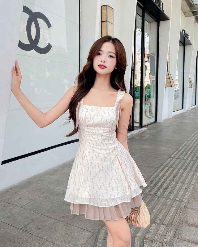 Hóa nàng thơ mùa xuân với váy hoa nhí dịu dàng, thanh thoát- Ảnh 2. Hóa nàng thơ mùa xuân với váy hoa nhí dịu dàng, thanh thoát- Ảnh 2.