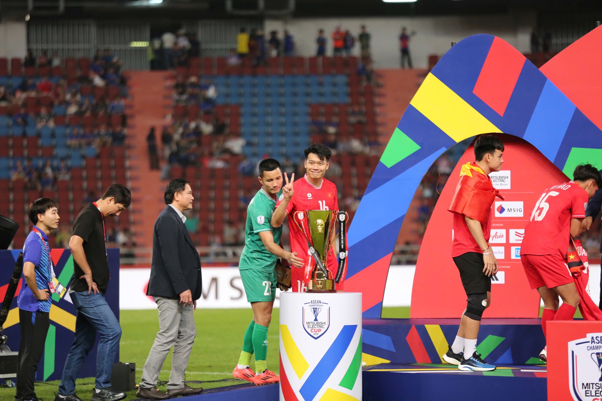Hoàng Đức, Duy Mạnh và Đình Triệu có cơ hội giành thêm danh hiệu tại AFF Cup
- Ảnh 1. Hoàng Đức, Duy Mạnh và Đình Triệu có cơ hội giành thêm danh hiệu tại AFF Cup
- Ảnh 1.