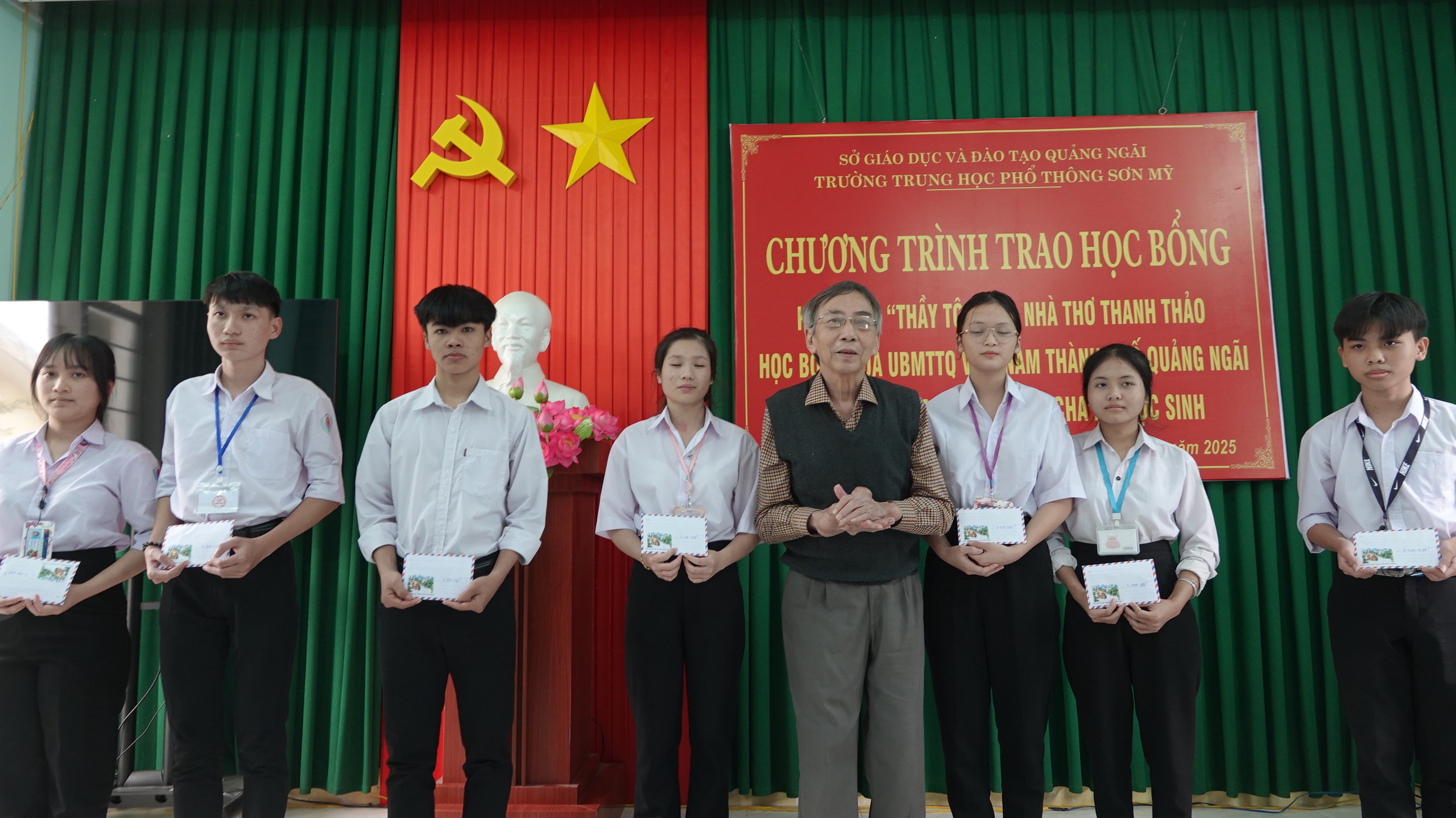 Học bổng 'Thầy tôi' của nhà thơ Thanh Thảo đến với học sinh Sơn Mỹ- Ảnh 1. Học bổng 'Thầy tôi' của nhà thơ Thanh Thảo đến với học sinh Sơn Mỹ- Ảnh 1.