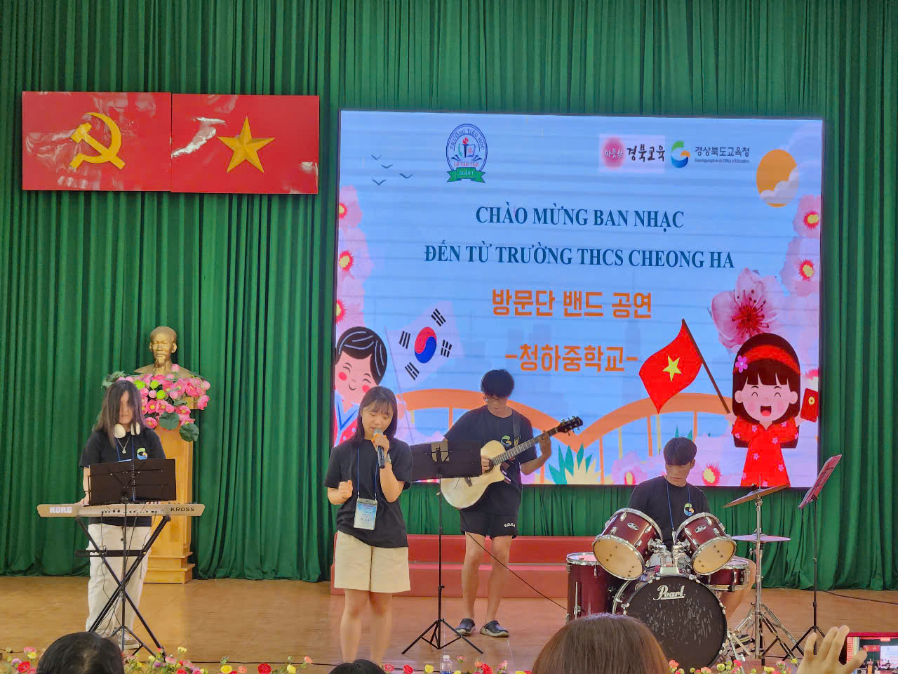 Học sinh TP.HCM nhảy 'APT.' tưng bừng cùng học sinh Hàn Quốc- Ảnh 2. Học sinh TP.HCM nhảy 'APT.' tưng bừng cùng học sinh Hàn Quốc- Ảnh 2.