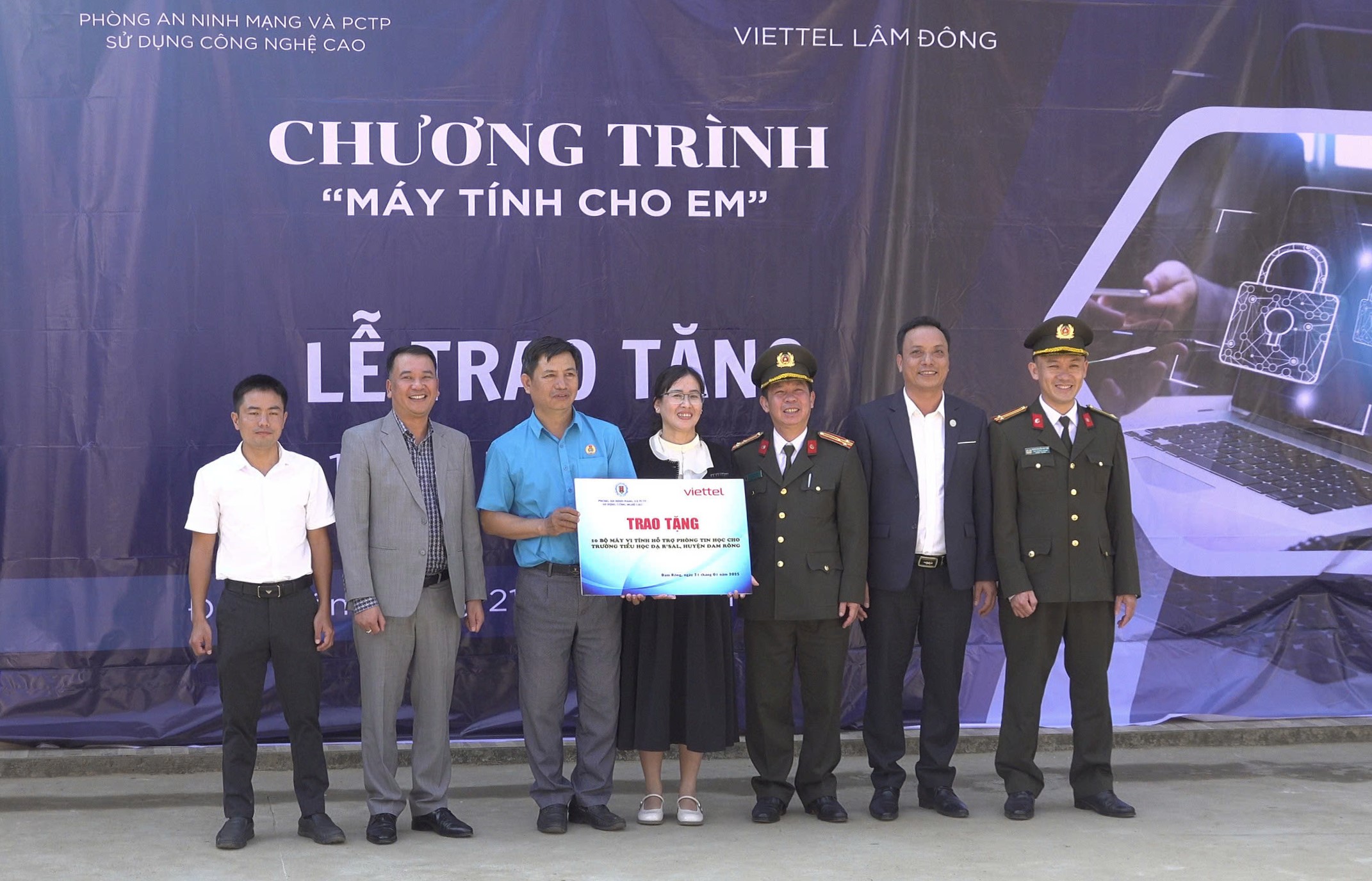 Học sinh tiểu học vùng sâu ở Lâm Đồng có cơ hội tiếp cận công nghệ thông tin- Ảnh 1. Học sinh tiểu học vùng sâu ở Lâm Đồng có cơ hội tiếp cận công nghệ thông tin- Ảnh 1.